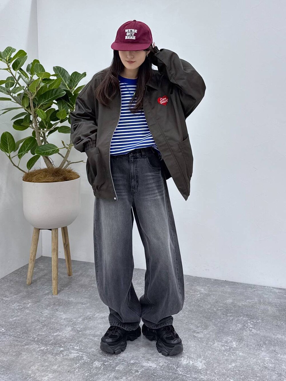 「ユニセックス、メンズライク、休日コーデ、旅行、ラフ、ストリート、カジュアル、個性派、韓国系、PAGEBOY、PBLIM、骨格ウェーブ_PAGEBOY、ブルベ夏_PAGEBOY、ソフトエレガント_PAGEBOY、春コーデ」｜「PAGEBOYのプラットチャンキースニーカー（スニーカー、ブラック系）」を使った、サエさん（レディース・159cm）の春コーディネートの5枚目の写真