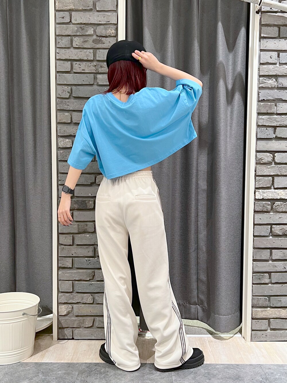 ホワイト系のその他パンツ、ブルー系のTシャツ/カットソー、ブラック系のブーツを着用したレディースの春コーディネートの2枚目の写真