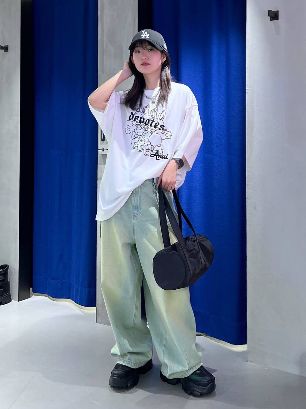 「ラフ、ストリート、カジュアル、個性派、韓国系、PAGEBOY、PBLIM、骨格ウェーブ_PAGEBOY、ブルベ夏_PAGEBOY、ソフトエレガント_PAGEBOY、Tシャツ、キャップ、デニムパンツ、バッグ、スニーカー」｜「PBLIMのPBLIM/ナイロンボストンバック（ドラムバッグ、ブラック系）」を使った、サエさん（レディース・159cm）の春コーディネートの5枚目の写真