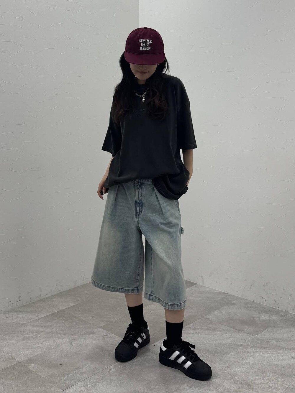 グレー系のTシャツ/カットソー、ブルー系のその他パンツ、レッド系のキャップを着用したレディースの春コーディネートの5枚目の写真