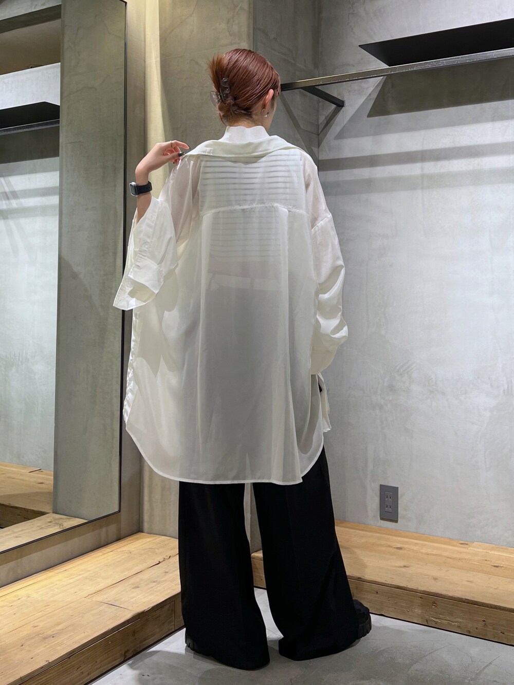ブラック系のその他パンツ、ホワイト系のシャツ/ブラウス、ホワイト系のTシャツ/カットソーを着用したレディースの夏コーディネートの2枚目の写真