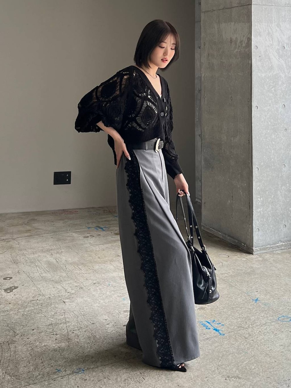 ホワイト系のキャミソール、ブラック系のカーディガン/ボレロ、ブラック系のサンダルを着用したレディースの春コーディネートの4枚目の写真