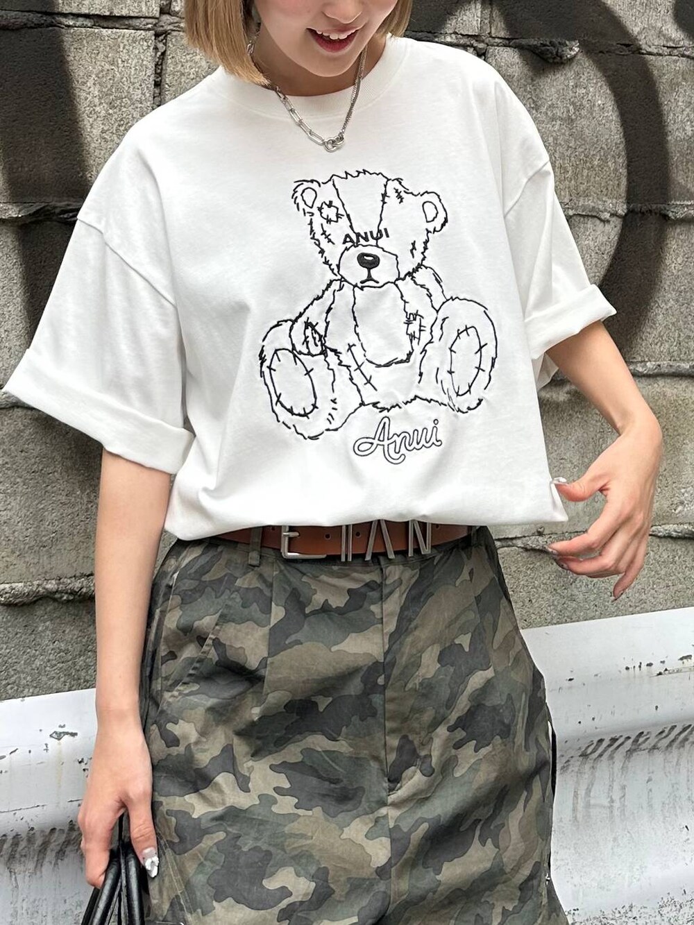 ホワイト系のTシャツ/カットソー、ブラウン系のパンプス、その他のカーゴパンツを着用したレディースの夏コーディネートの3枚目の写真