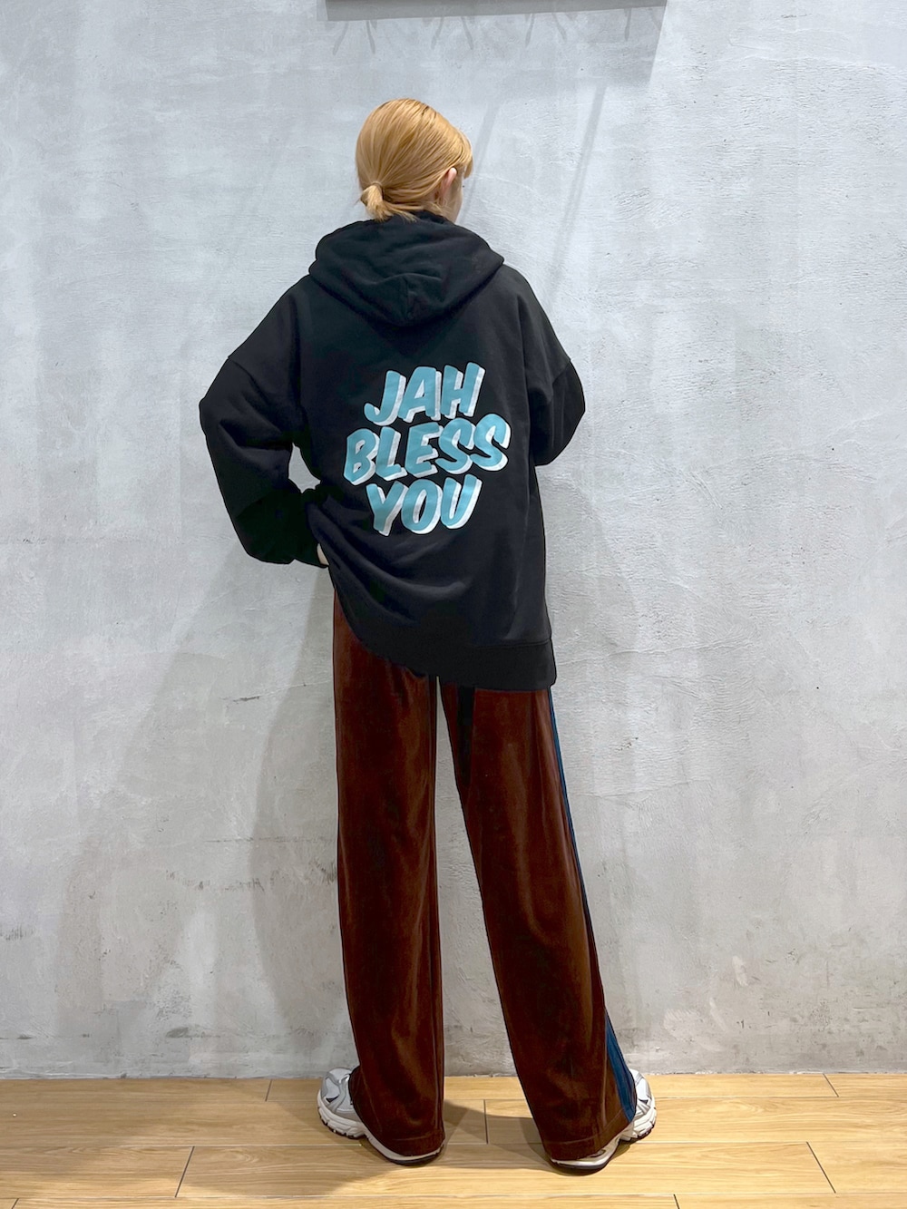 ブラック系のパーカー、ブラウン系のその他パンツ、ホワイト系のスニーカーを着用したレディースの秋コーディネートの3枚目の写真