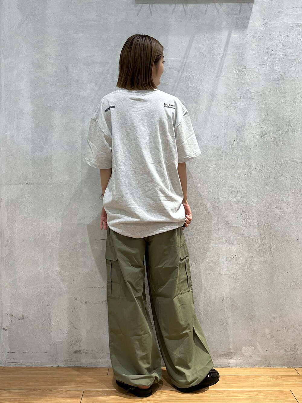 ブラック系のサンダル、グリーン系のカーゴパンツ、グレー系のTシャツ/カットソーを着用したレディースの夏コーディネートの5枚目の写真