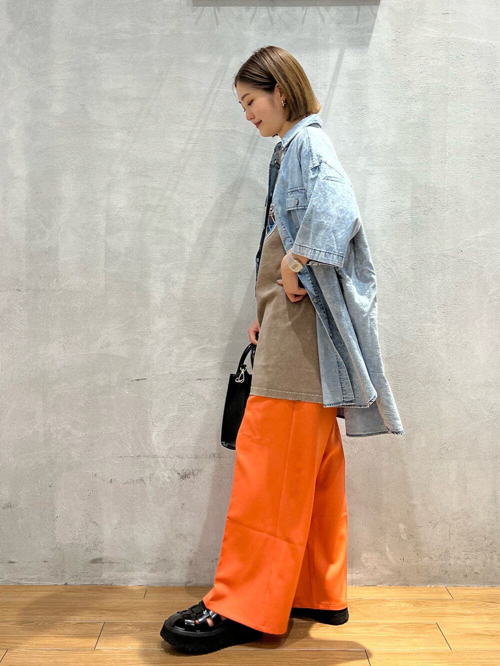 ピンク系のその他パンツ、ブラウン系のTシャツ/カットソー、ブラック系のショルダーバッグを着用したレディースの夏コーディネートの2枚目の写真