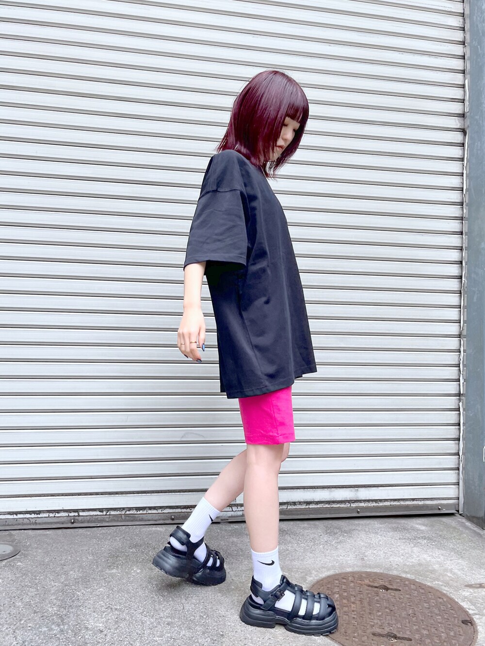 ブラック系のサンダル、ブラック系のTシャツ/カットソー、ピンク系のその他パンツを着用したレディースの春コーディネートの2枚目の写真