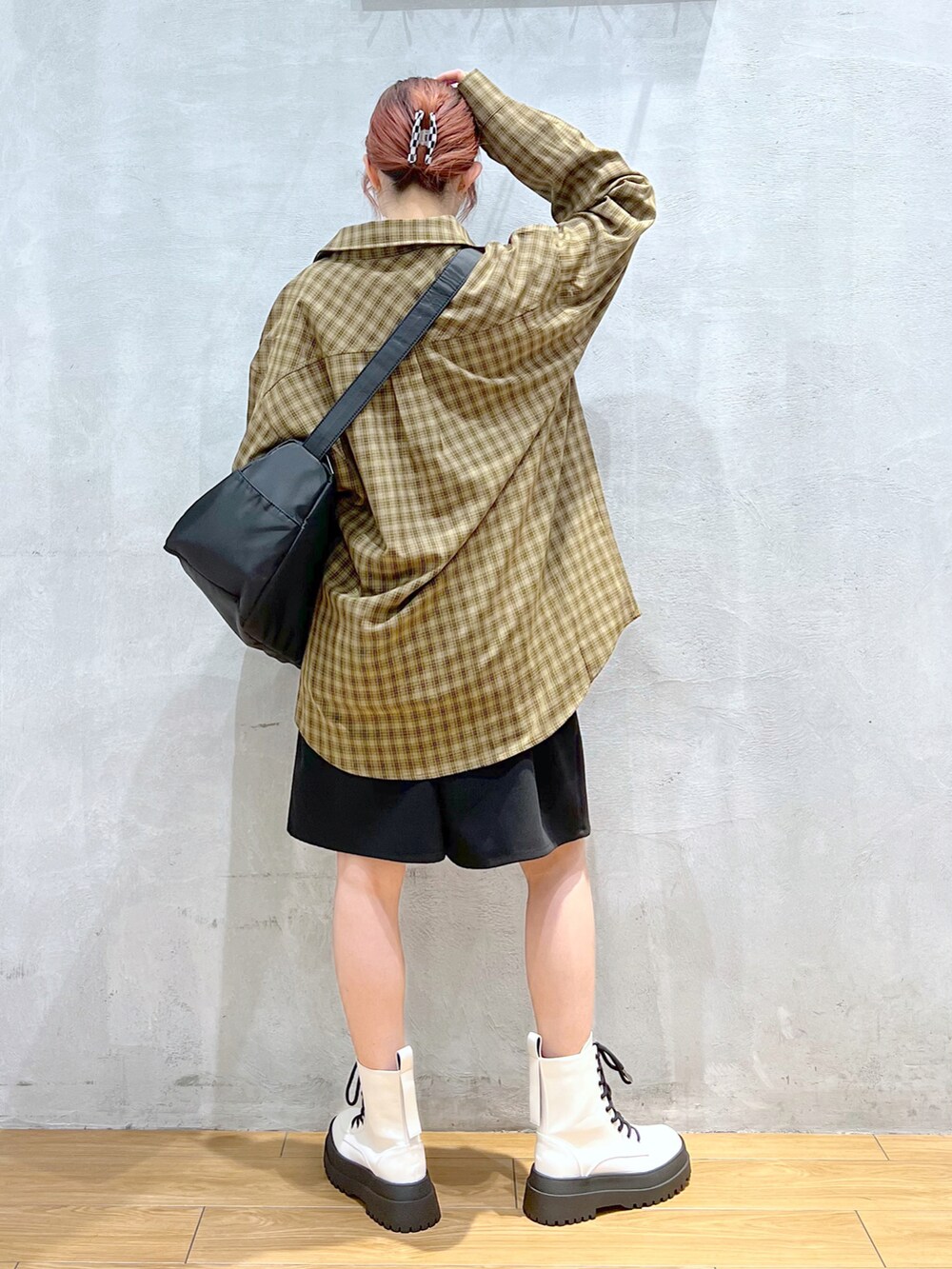 ホワイト系のブーツ、ブラック系のショルダーバッグ、ブラウン系のシャツ/ブラウスを着用したレディースの春コーディネートの2枚目の写真