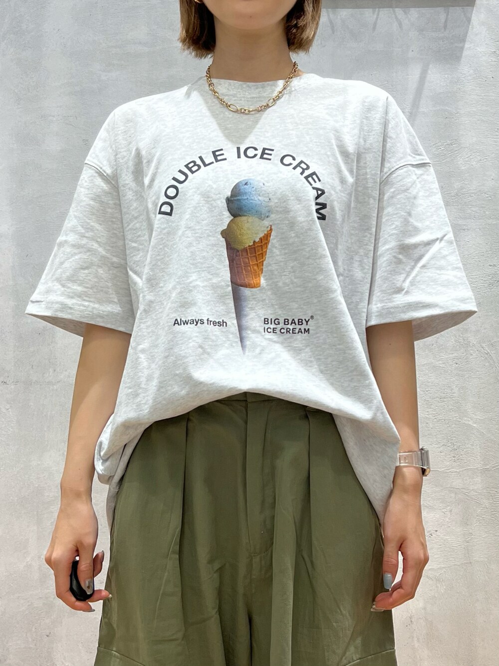 ブラック系のサンダル、グリーン系のカーゴパンツ、グレー系のTシャツ/カットソーを着用したレディースの夏コーディネートの2枚目の写真