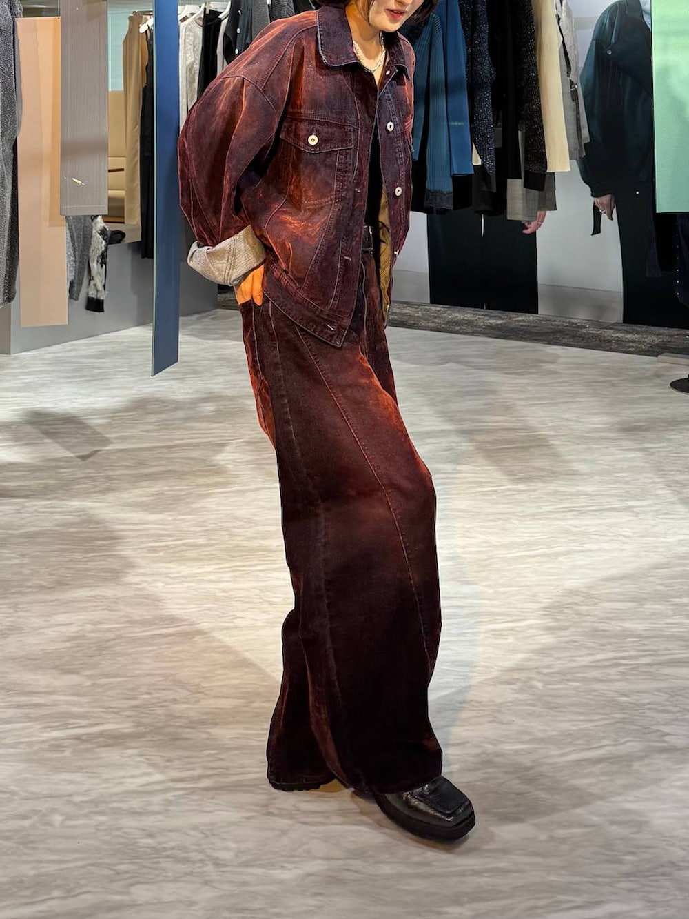 ブラック系のブーツ、レッド系のデニムパンツ、レッド系のデニムジャケットを着用したレディースの秋コーディネートの3枚目の写真