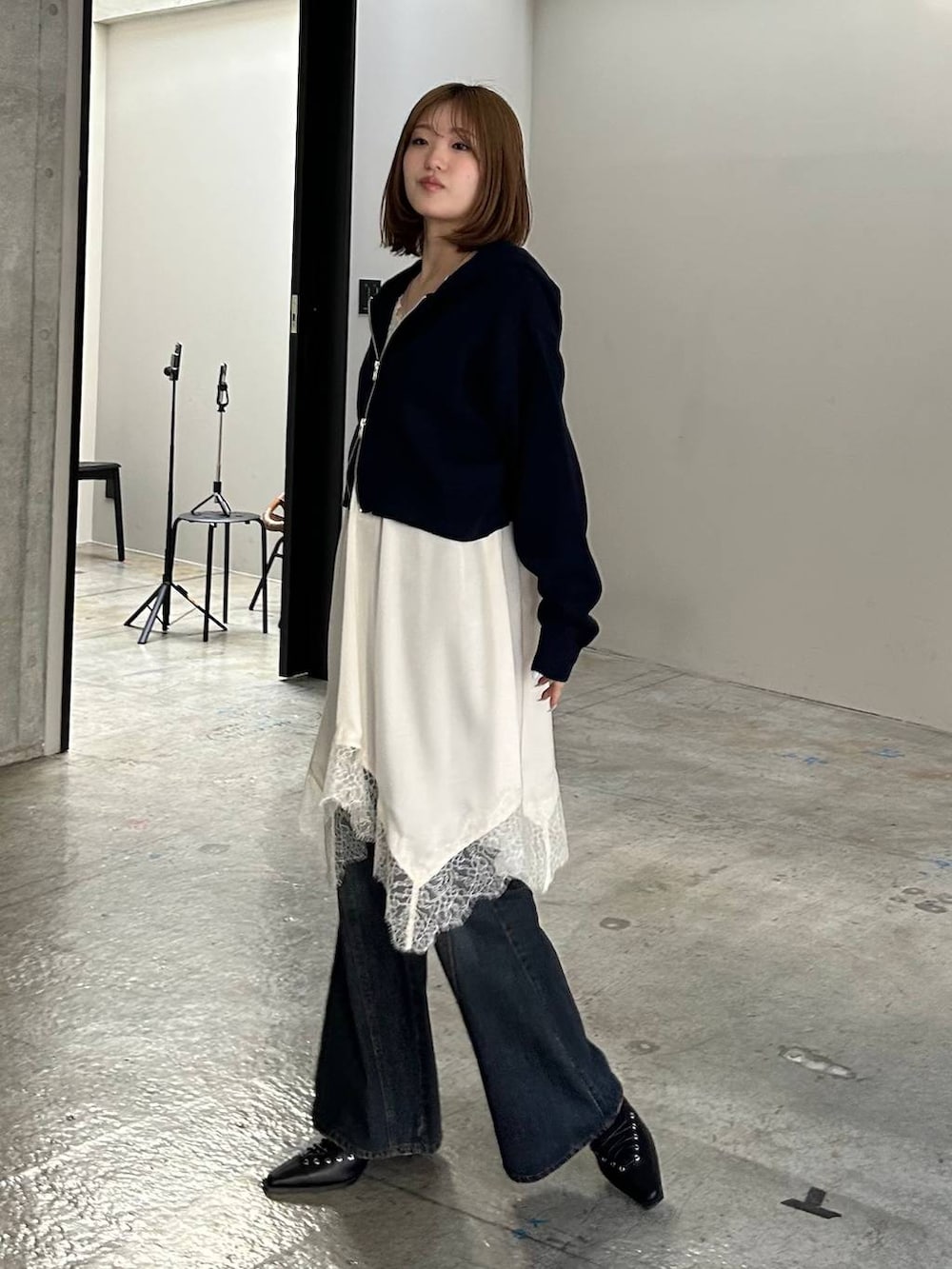 ブルー系のデニムパンツ、ブラック系のサンダル、ブルー系のパーカーを着用したレディースの冬コーディネートの2枚目の写真
