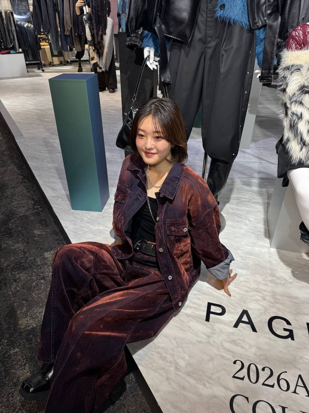 ブラック系のブーツ、レッド系のデニムパンツ、レッド系のデニムジャケットを着用したレディースの秋コーディネートの7枚目の写真