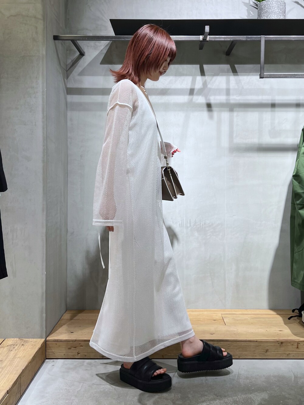 ブラック系のサンダル、ホワイト系のワンピース、ブラウン系のショルダーバッグを着用したレディースの春コーディネートの3枚目の写真