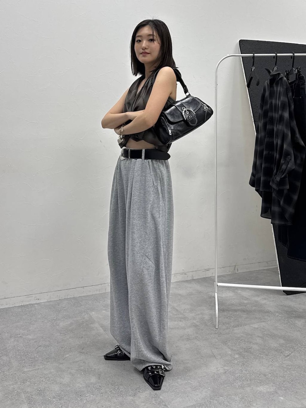 ブラウン系のシャツ/ブラウス、グレー系のスウェットパンツ、ブラック系のベルトを着用したレディースの夏コーディネートの6枚目の写真