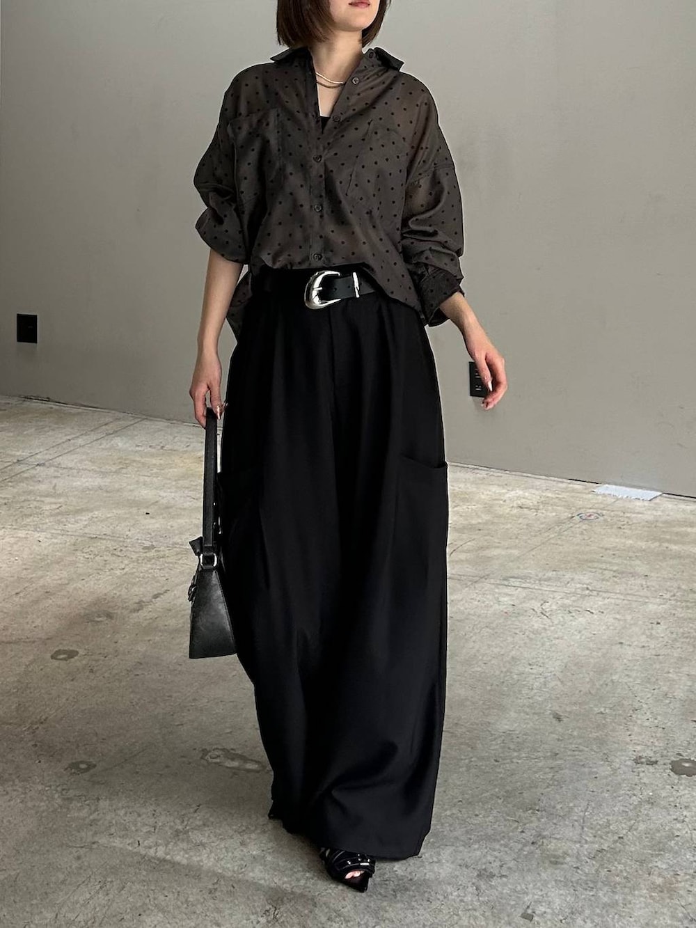 ブラック系のハンドバッグ、ブラック系のサンダル、ブラック系のその他パンツを着用したレディースの春コーディネートの6枚目の写真