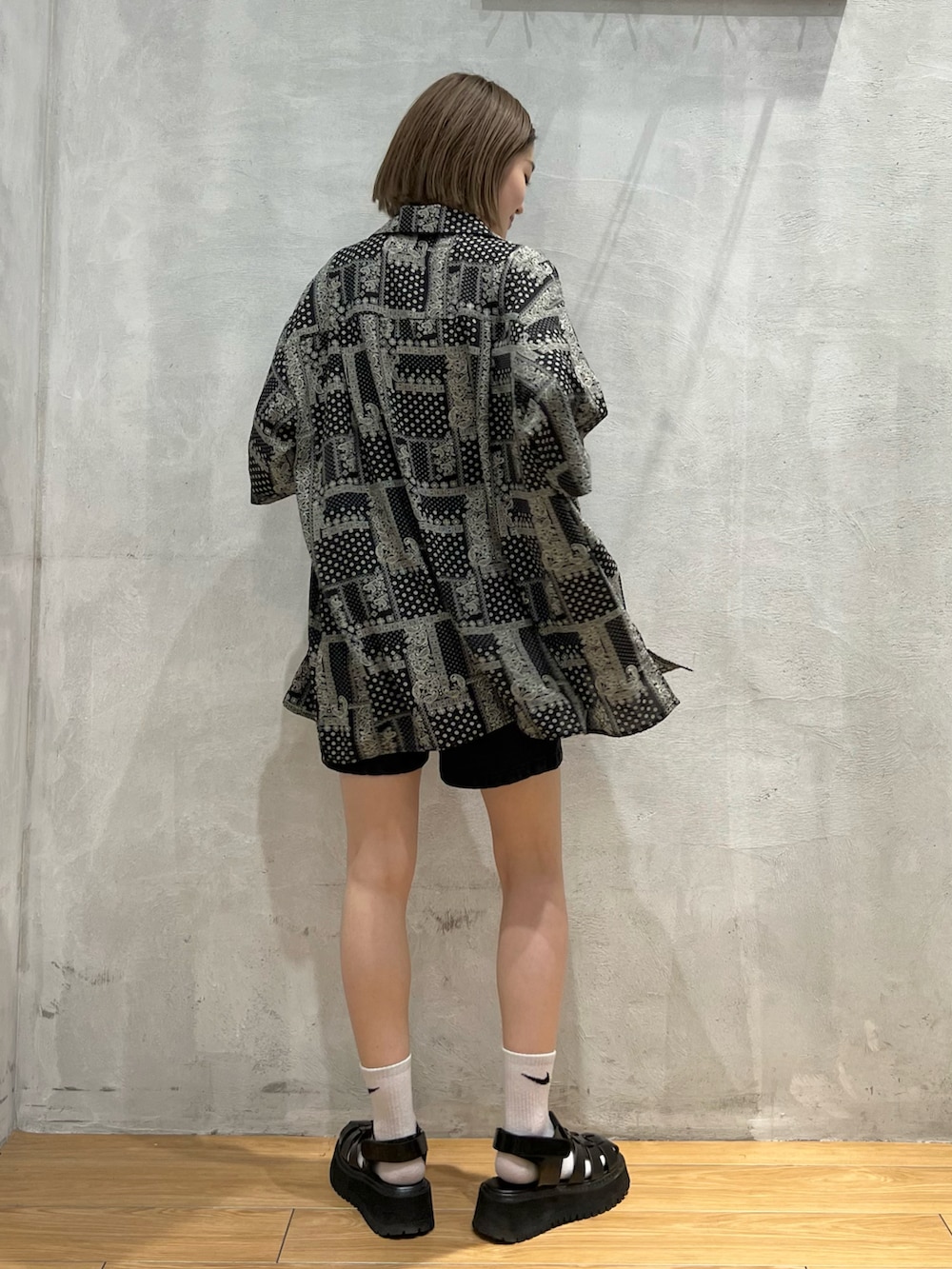 ブラック系のデニムパンツ、ブラック系のシャツ/ブラウス、ブラック系のタンクトップを着用したレディースの夏コーディネートの3枚目の写真