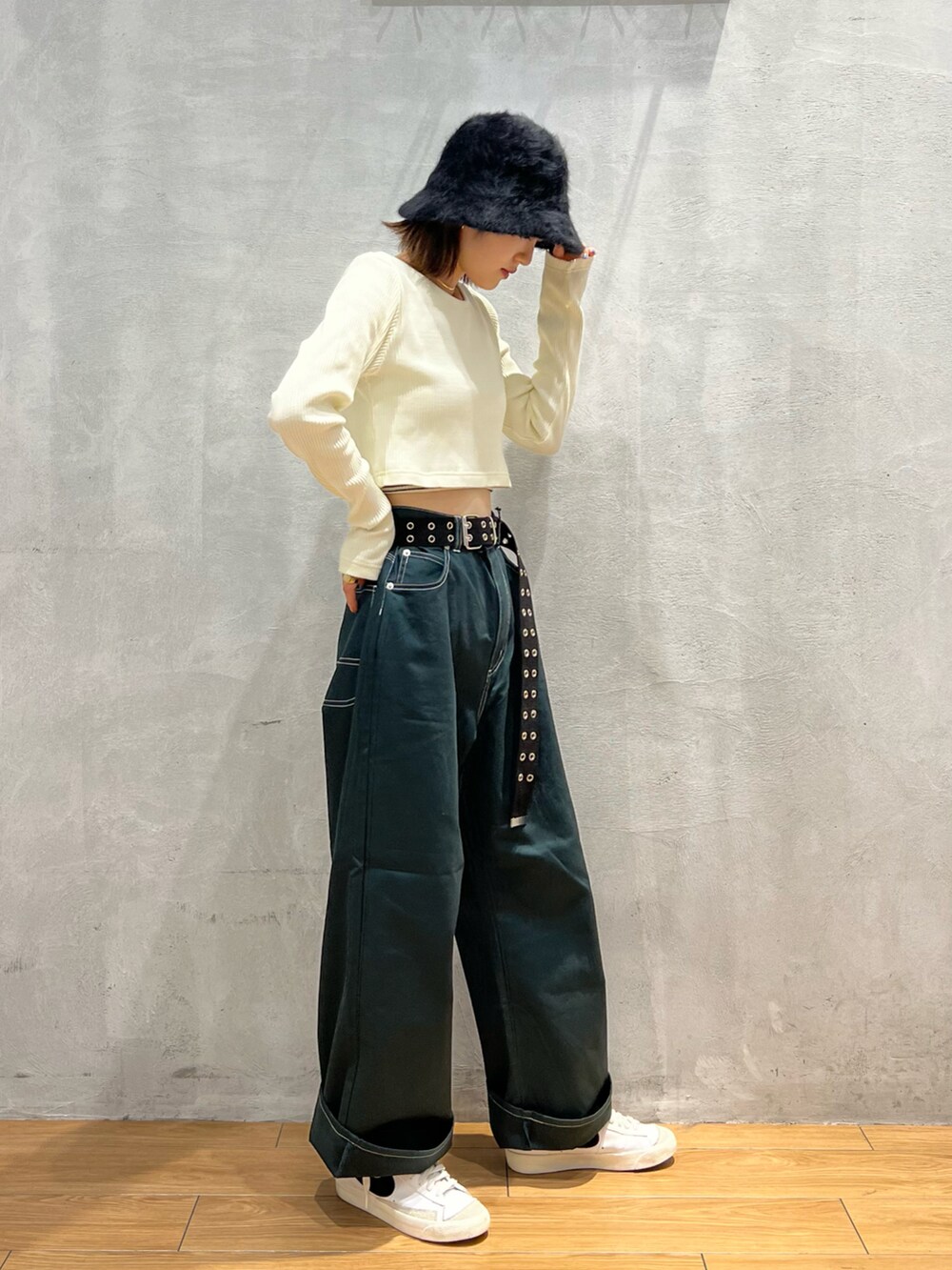 グリーン系のその他パンツ、ホワイト系のTシャツ/カットソー、ホワイト系のスニーカーを着用したレディースの秋コーディネートの3枚目の写真