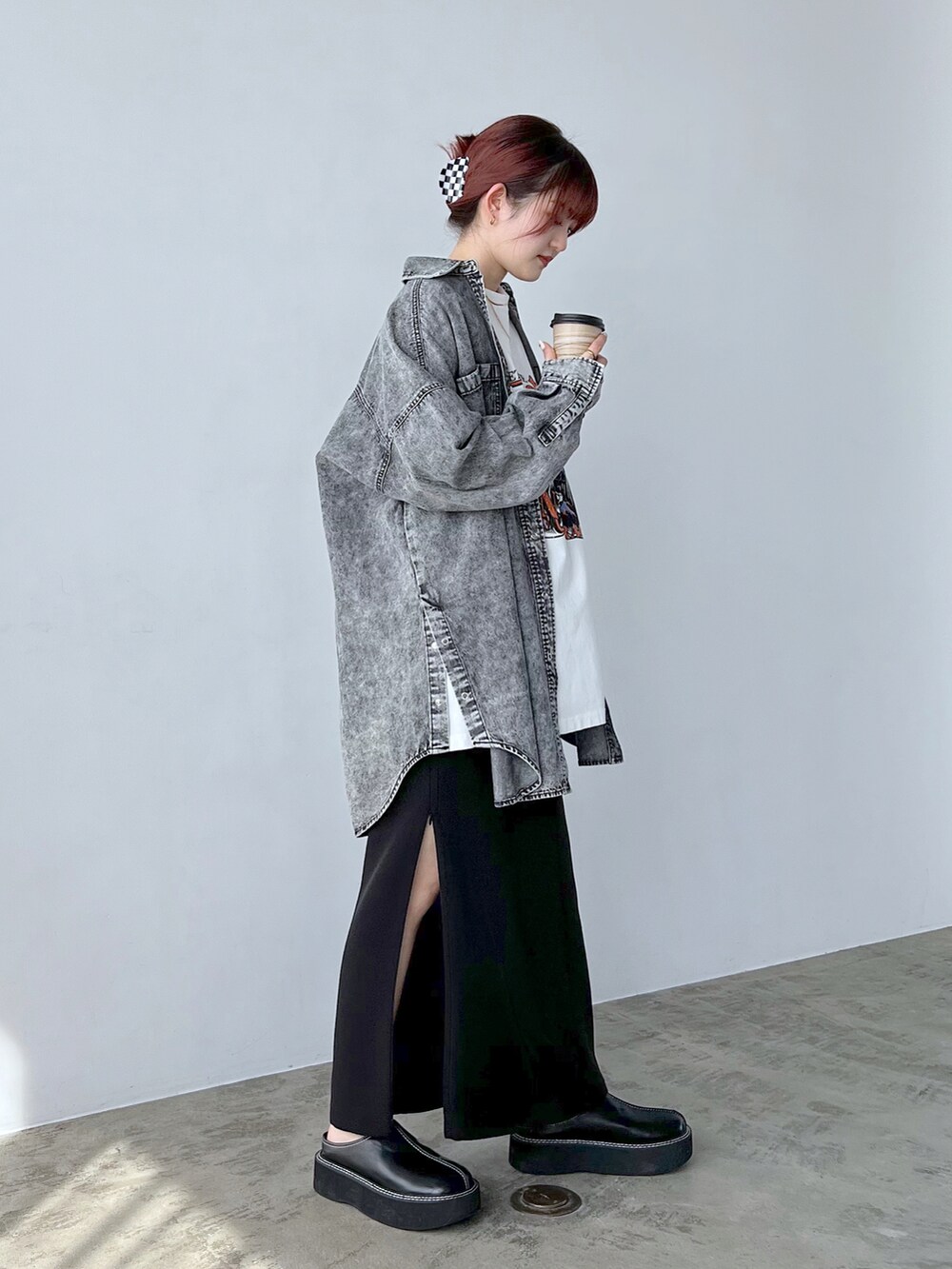 ブラック系のサンダル、ブラック系のシャツ/ブラウス、ホワイト系のTシャツ/カットソーを着用したレディースの春コーディネートの2枚目の写真