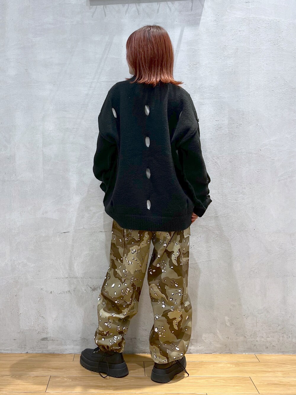 その他のカーゴパンツ、ブラック系のニット/セーター、ブラック系のブーツを着用したレディースの冬コーディネートの2枚目の写真