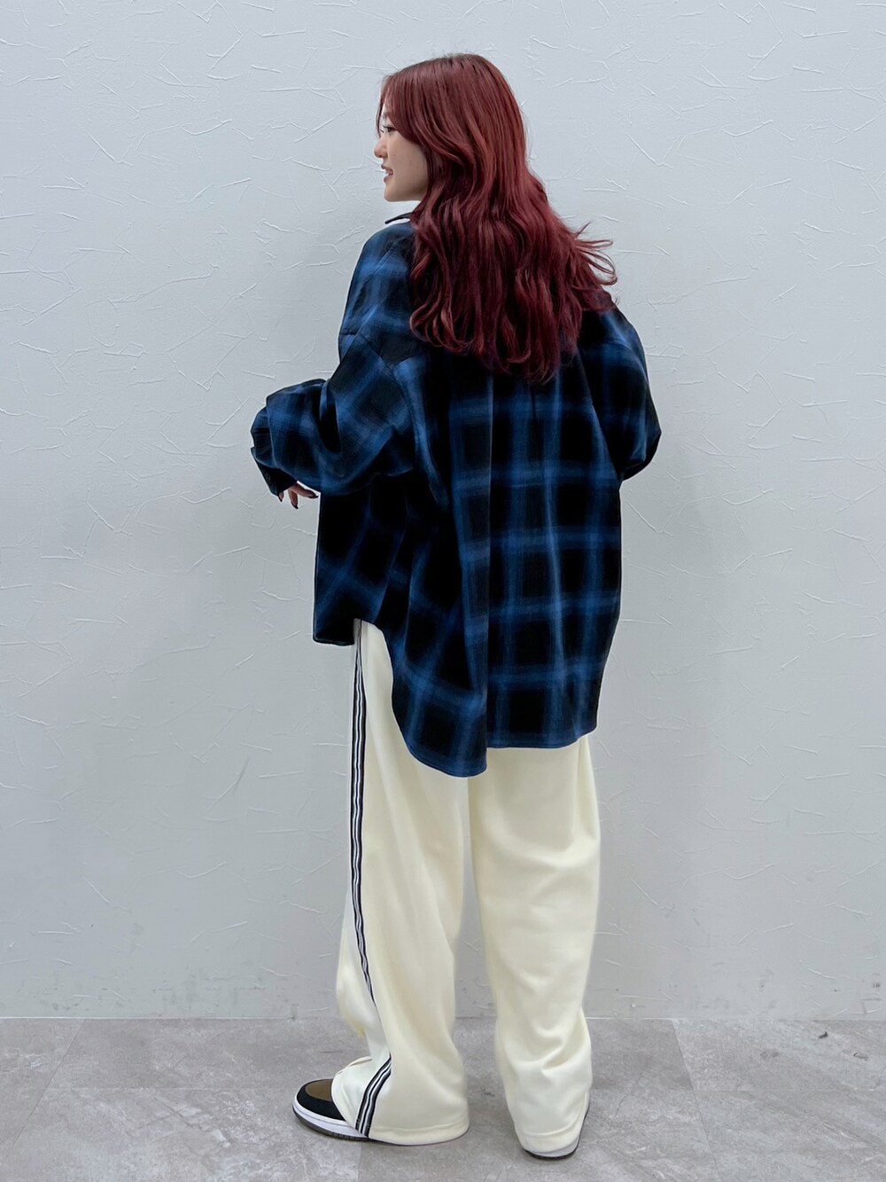 ホワイト系のその他パンツ、ブルー系のシャツ/ブラウスを着用したレディースの秋コーディネートの3枚目の写真