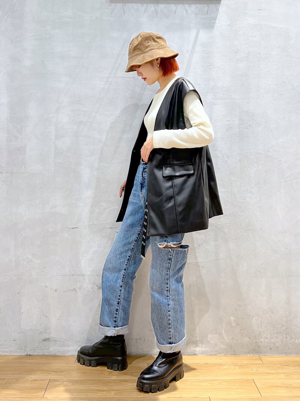 ブルー系のデニムパンツ、ブラック系のその他アウター、ホワイト系のTシャツ/カットソーを着用したレディースの秋コーディネートの2枚目の写真