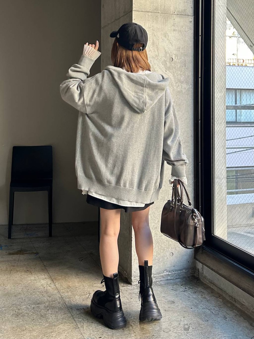 ブラック系のブーツ、ブラック系のスカート、グレー系のネクタイを着用したレディースの春コーディネートの5枚目の写真