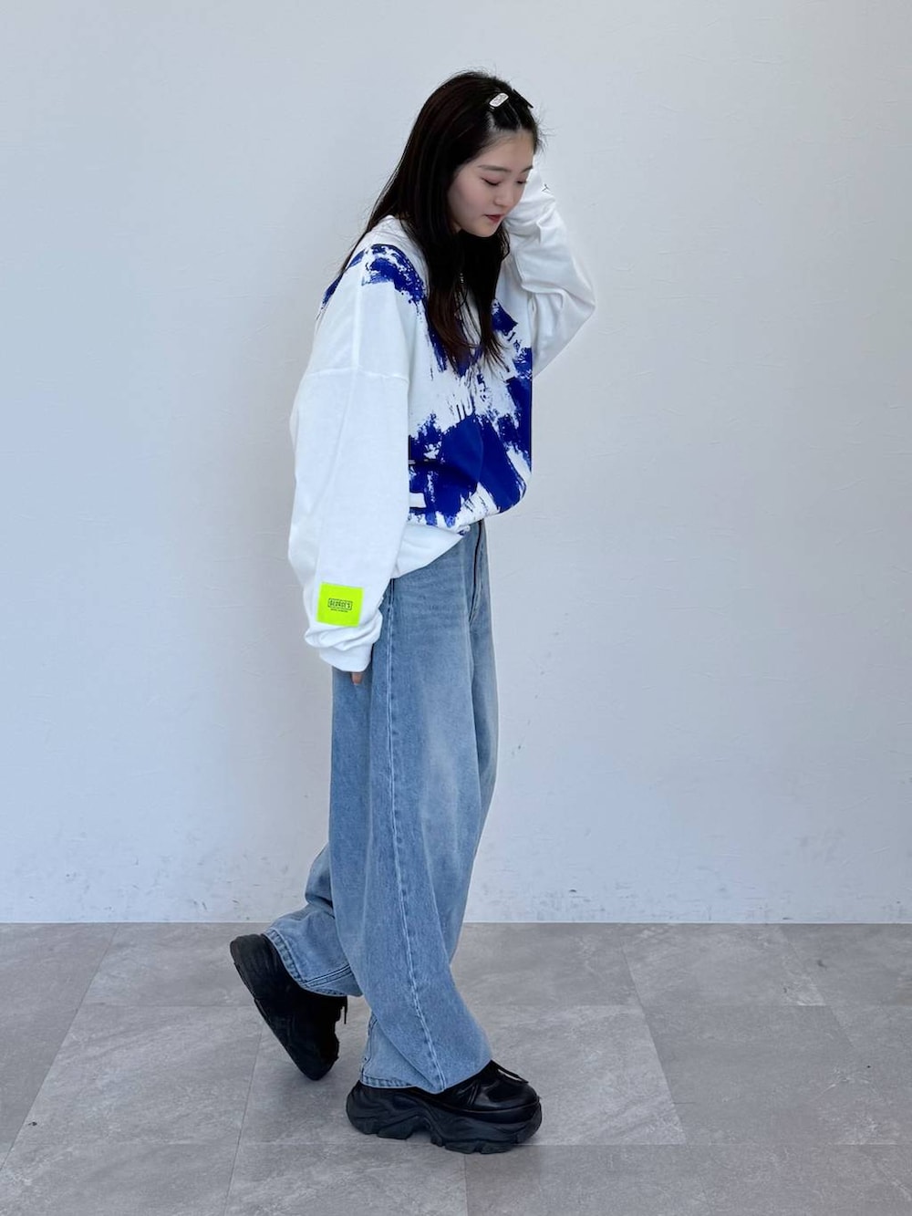 「ラフ、ストリート、カジュアル、個性派、韓国系、PAGEBOY、PBLIM、骨格ウェーブ_PAGEBOY、ブルベ夏_PAGEBOY、ソフトエレガント_PAGEBOY、ロンT、Tシャツ、ロングヘア、デニムパンツ、春コーデ」｜「PAGEBOYのプラットチャンキースニーカー（スニーカー、ブラック系）」を使った、サエさん（レディース・159cm）の春コーディネートの2枚目の写真