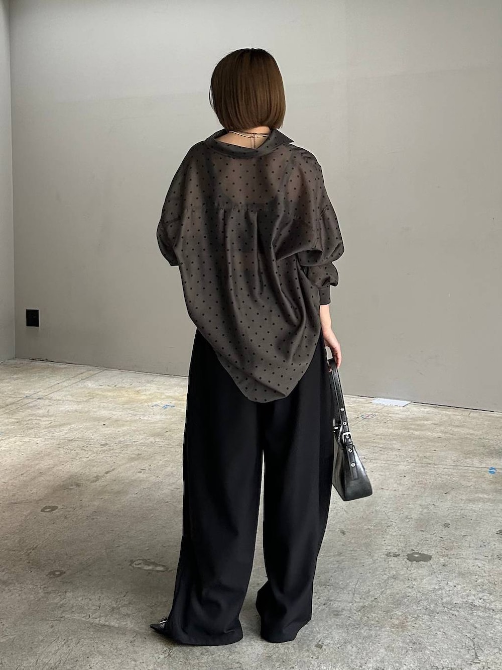 ブラック系のハンドバッグ、ブラック系のサンダル、ブラック系のその他パンツを着用したレディースの春コーディネートの7枚目の写真