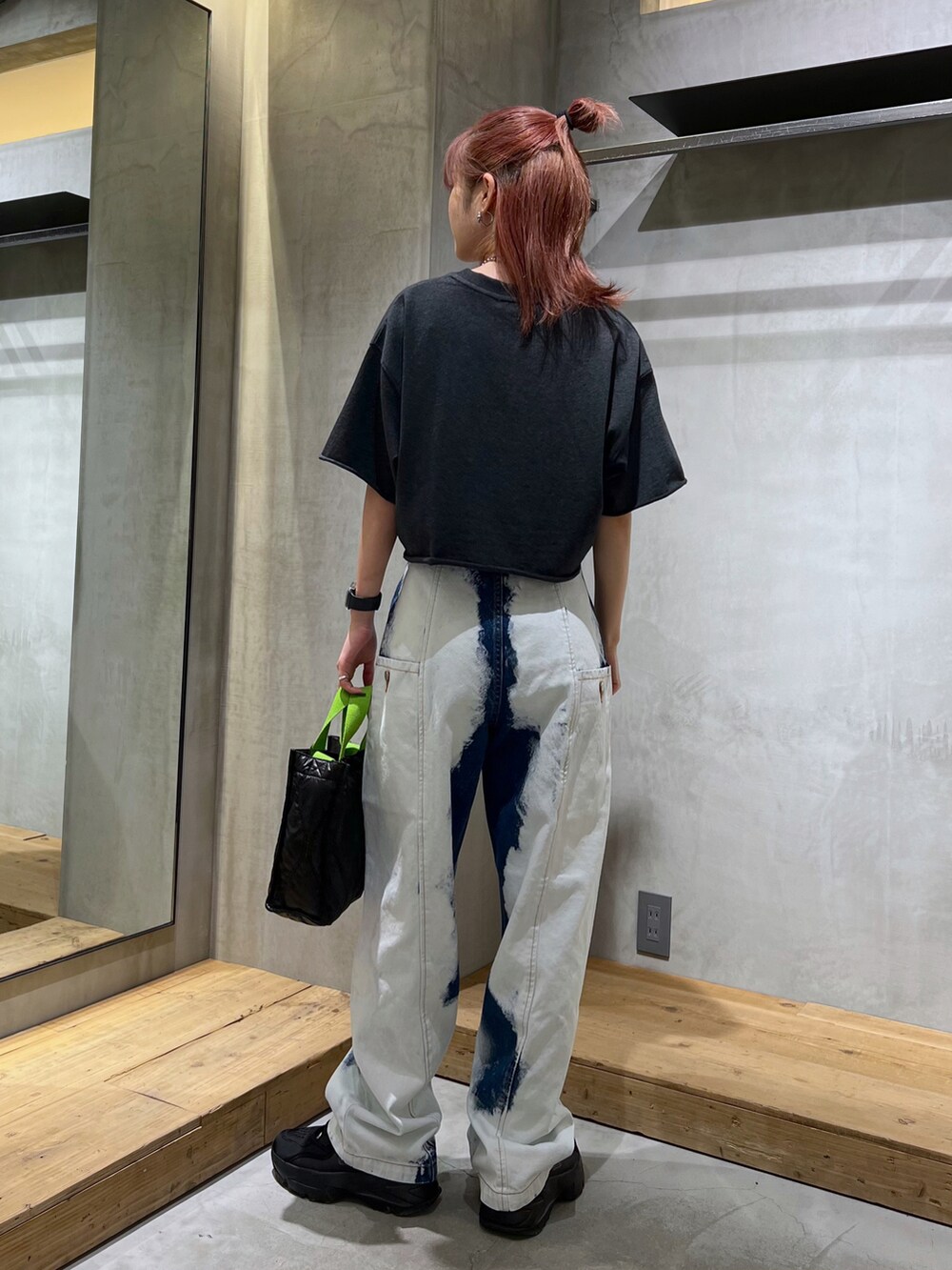 グレー系のTシャツ/カットソー、ブルー系のデニムパンツを着用したレディースの夏コーディネートの2枚目の写真