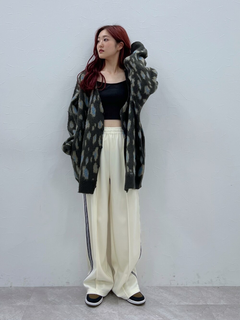 ブルー系のカーディガン/ボレロ、ホワイト系のその他パンツを着用したレディースの夏コーディネートの2枚目の写真