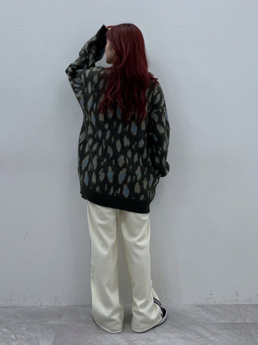 ブルー系のカーディガン/ボレロ、ホワイト系のその他パンツを着用したレディースの夏コーディネートの4枚目の写真