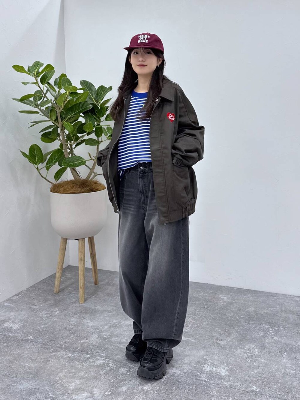 「ユニセックス、メンズライク、休日コーデ、旅行、ラフ、ストリート、カジュアル、個性派、韓国系、PAGEBOY、PBLIM、骨格ウェーブ_PAGEBOY、ブルベ夏_PAGEBOY、ソフトエレガント_PAGEBOY、春コーデ」｜「PAGEBOYのプラットチャンキースニーカー（スニーカー、ブラック系）」を使った、サエさん（レディース・159cm）の春コーディネートの6枚目の写真