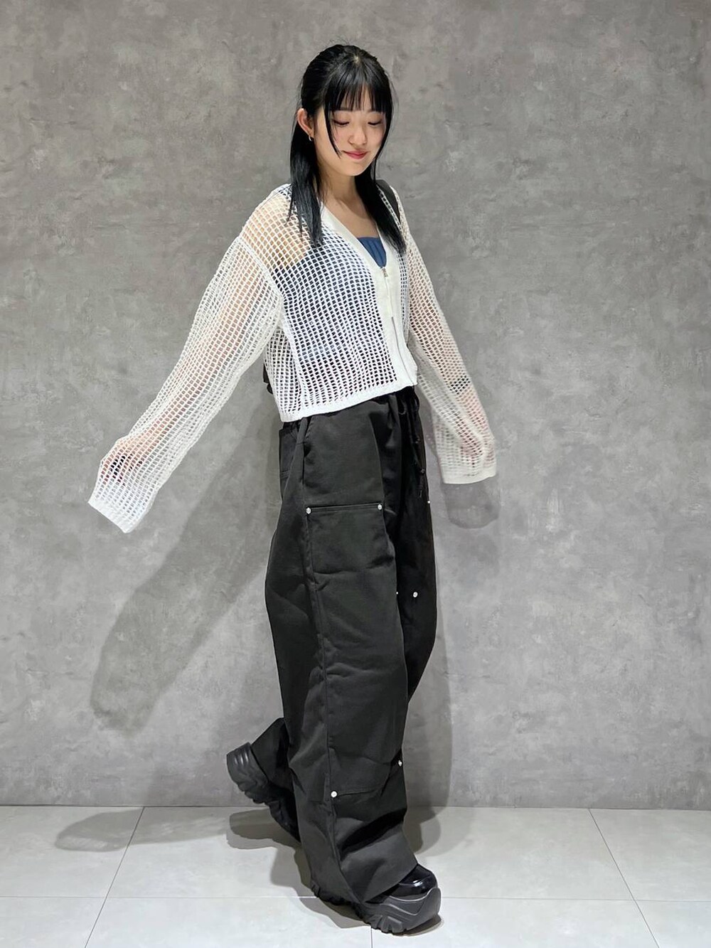 グレー系のショルダーバッグ、ブラック系のその他パンツ、ブルー系のタンクトップを着用したレディースの春コーディネートの3枚目の写真