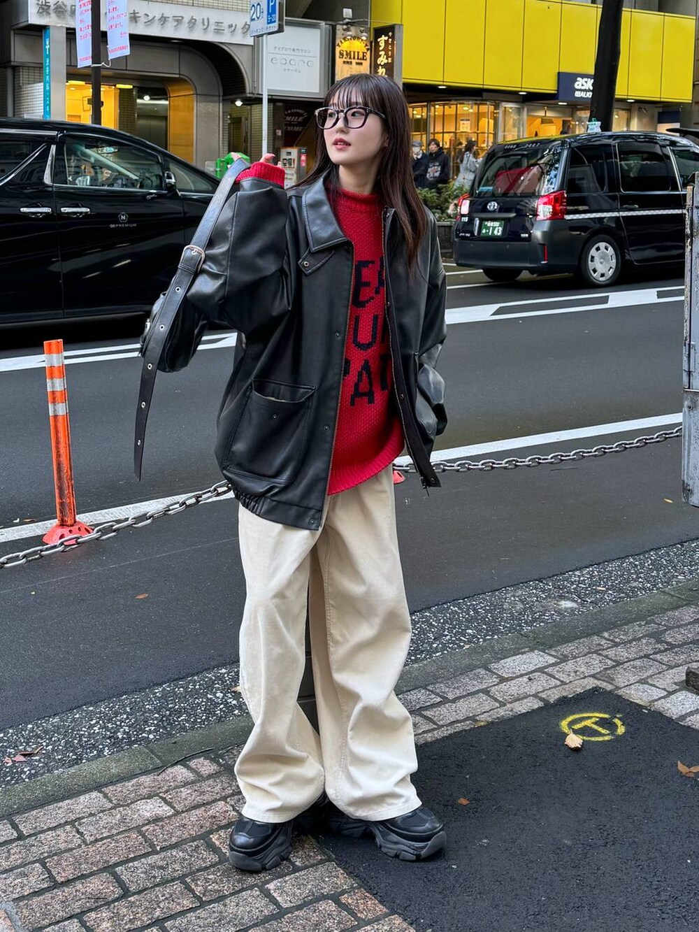 「ラフ、ストリート、カジュアル、個性派、韓国系、PAGEBOY、PBLIM、骨格ウェーブ_PAGEBOY、ブルベ夏_PAGEBOY、ソフトエレガント_PAGEBOY、ニット、秋コーデ、冬コーデ、クリスマス、メンズライク」｜「PBLIMのPBLIM/フェイクレザーブルゾン（ブルゾン、ブラック系）」を使った、サエさん（レディース・159cm）の秋コーディネートの3枚目の写真
