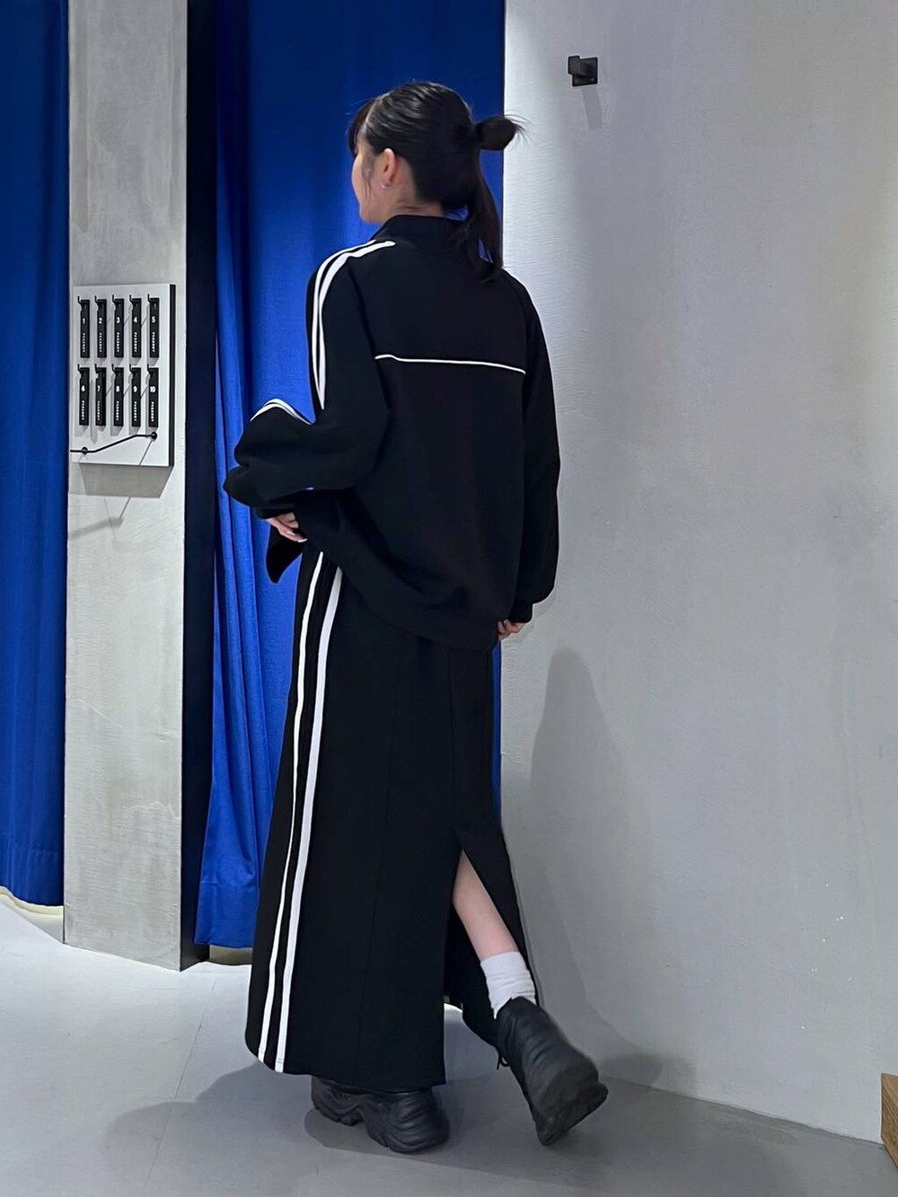 「ラフ、ストリート、カジュアル、個性派、韓国系、PAGEBOY、PBLIM、骨格ウェーブ_PAGEBOY、ブルベ夏_PAGEBOY、ソフトエレガント_PAGEBOY、セットアップ、スポーティ、ゆったり、オーバーサイズ、秋コーデ」｜「PAGEBOYのプラットチャンキースニーカー（スニーカー、ブラック系）」を使った、サエさん（レディース・159cm）の夏コーディネートの2枚目の写真