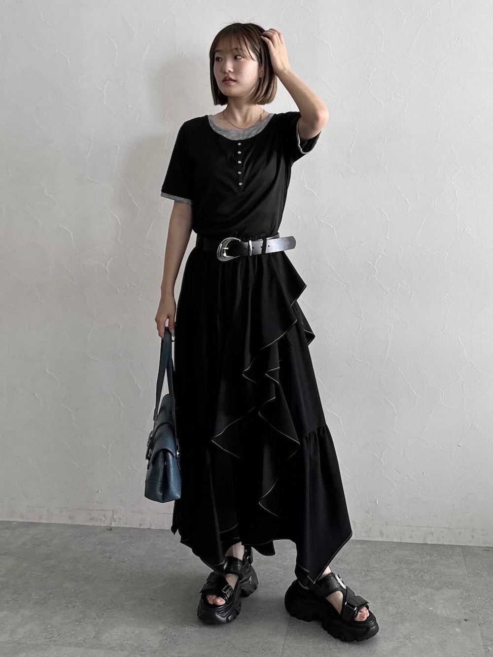 ブラック系のスカート、ブラック系のサンダル、ブラック系のTシャツ/カットソーを着用したレディースの夏コーディネートの6枚目の写真