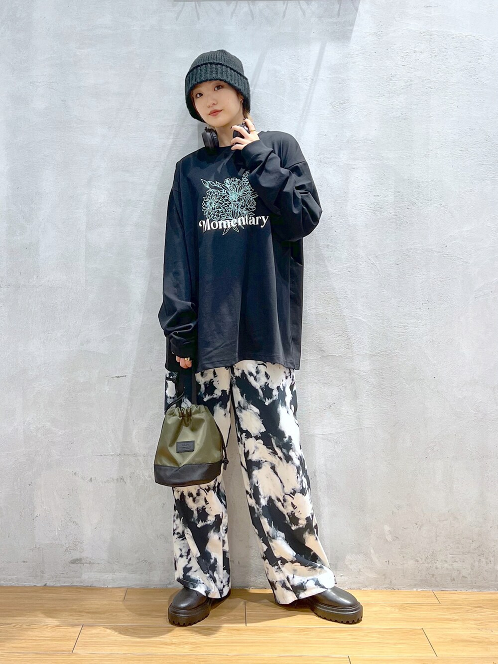ブラック系のその他パンツ、ブラック系のブーツ、ブラック系のTシャツ/カットソーを着用したレディースの秋コーディネートの4枚目の写真