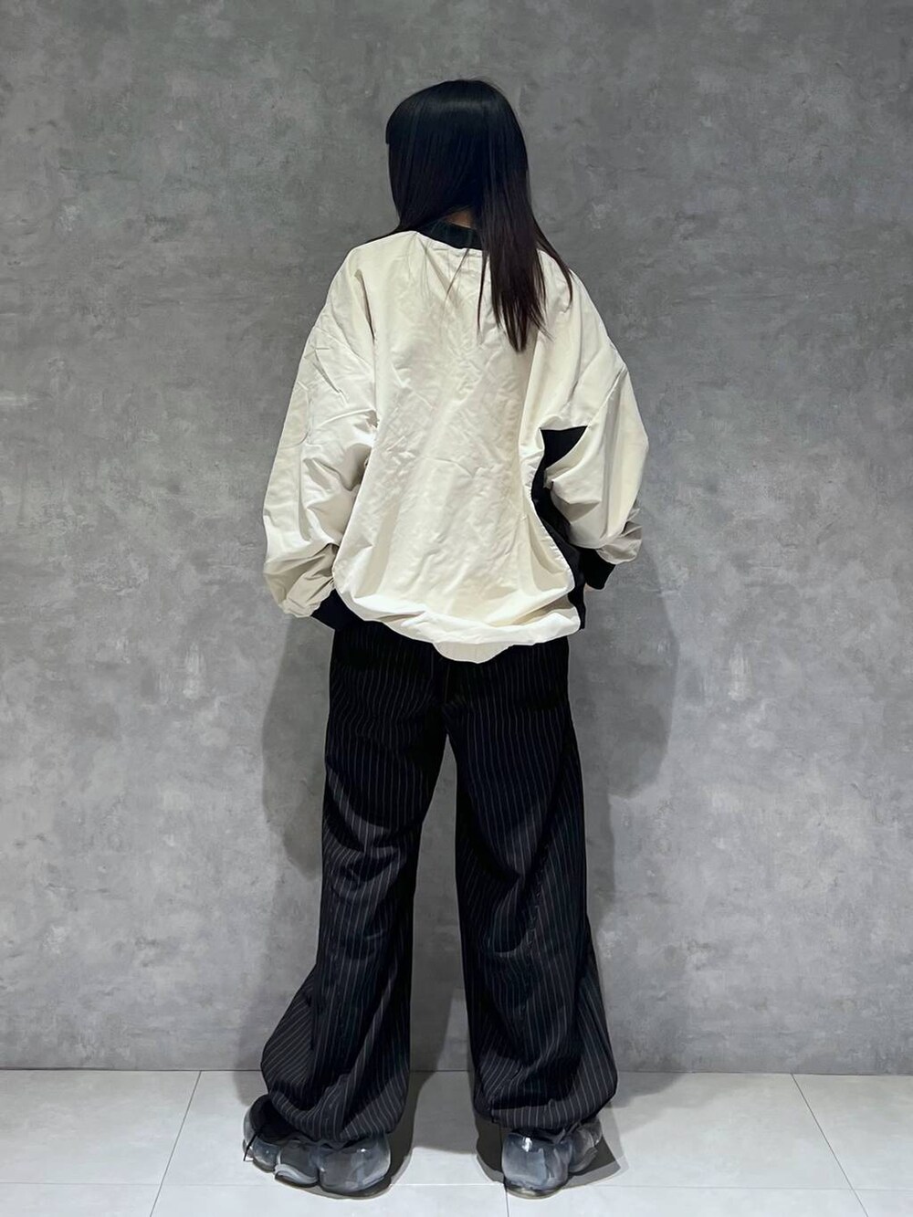 その他のその他パンツ、ホワイト系のその他トップスを着用したレディースの春コーディネートの3枚目の写真