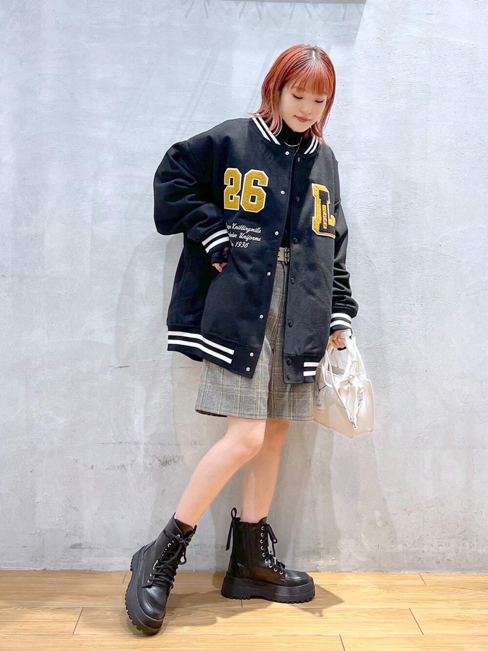 ブラック系のブルゾン、ブラック系のTシャツ/カットソー、グレー系のその他パンツを着用したレディースの冬コーディネートの2枚目の写真