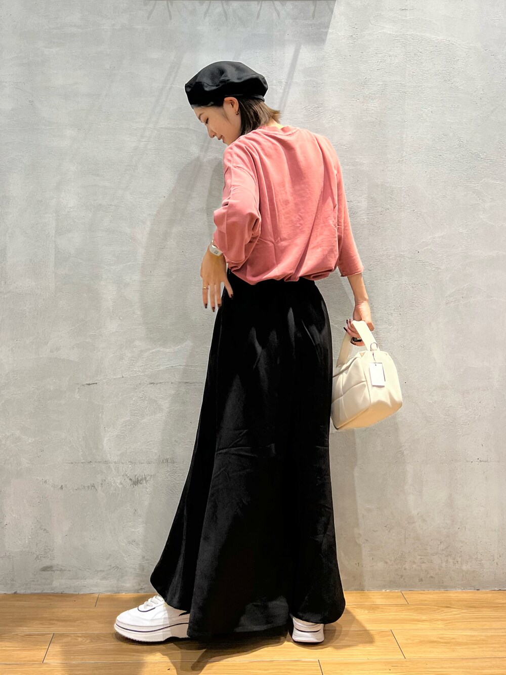 ピンク系のTシャツ/カットソー、ホワイト系のショルダーバッグ、ブラック系のスカートを着用したレディースの秋コーディネートの3枚目の写真