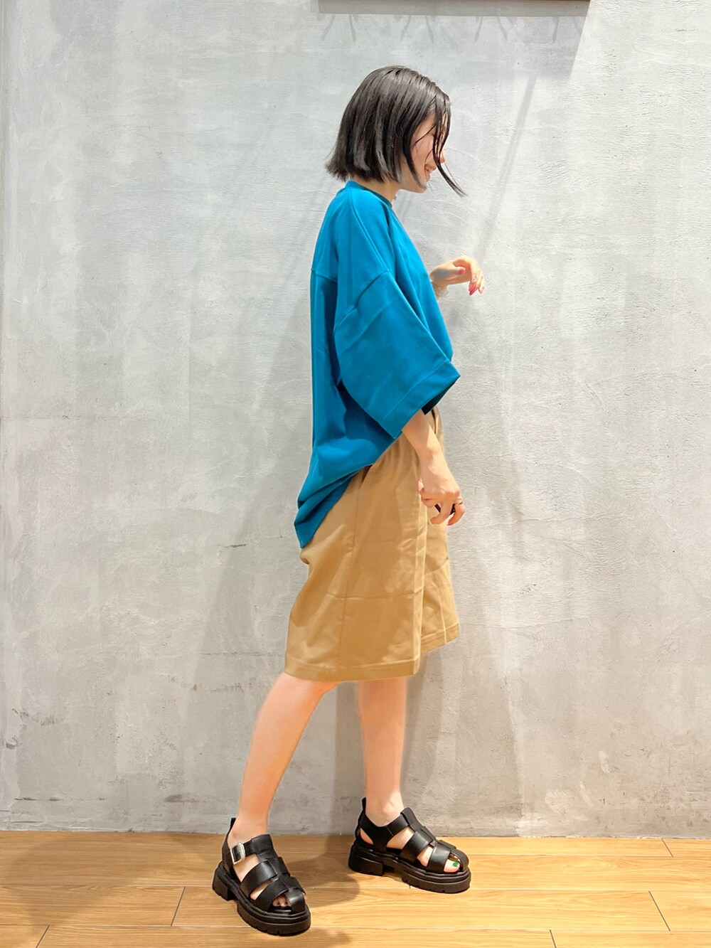 ブラック系のサンダル、ブルー系のTシャツ/カットソー、ベージュ系のその他パンツを着用したレディースの夏コーディネートの2枚目の写真