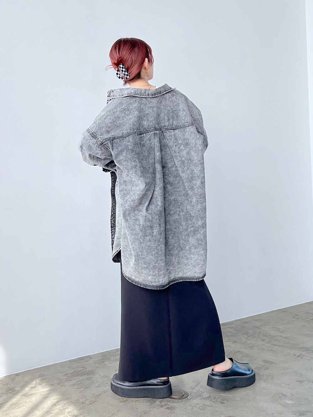 ブラック系のサンダル、ブラック系のシャツ/ブラウス、ホワイト系のTシャツ/カットソーを着用したレディースの春コーディネートの3枚目の写真