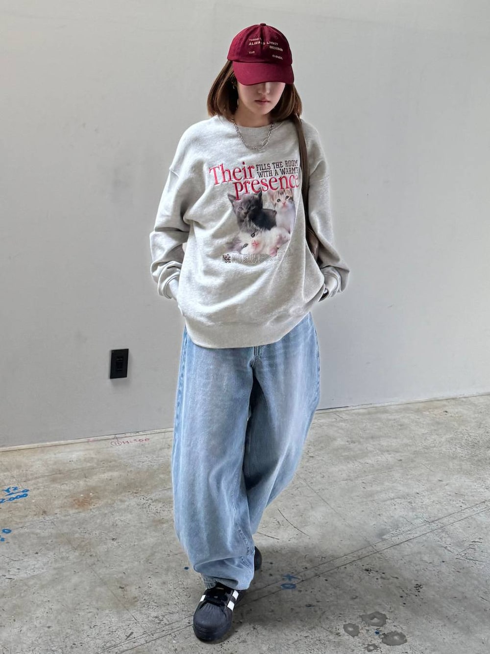 ブラウン系のボストンバッグ、グレー系のスウェットを着用したレディースの冬コーディネートの5枚目の写真