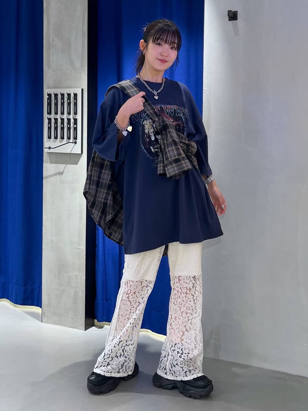 ブラック系のスニーカー、ブルー系のTシャツ/カットソー、ブルー系のシャツ/ブラウスを着用したレディースの夏コーディネートの2枚目の写真