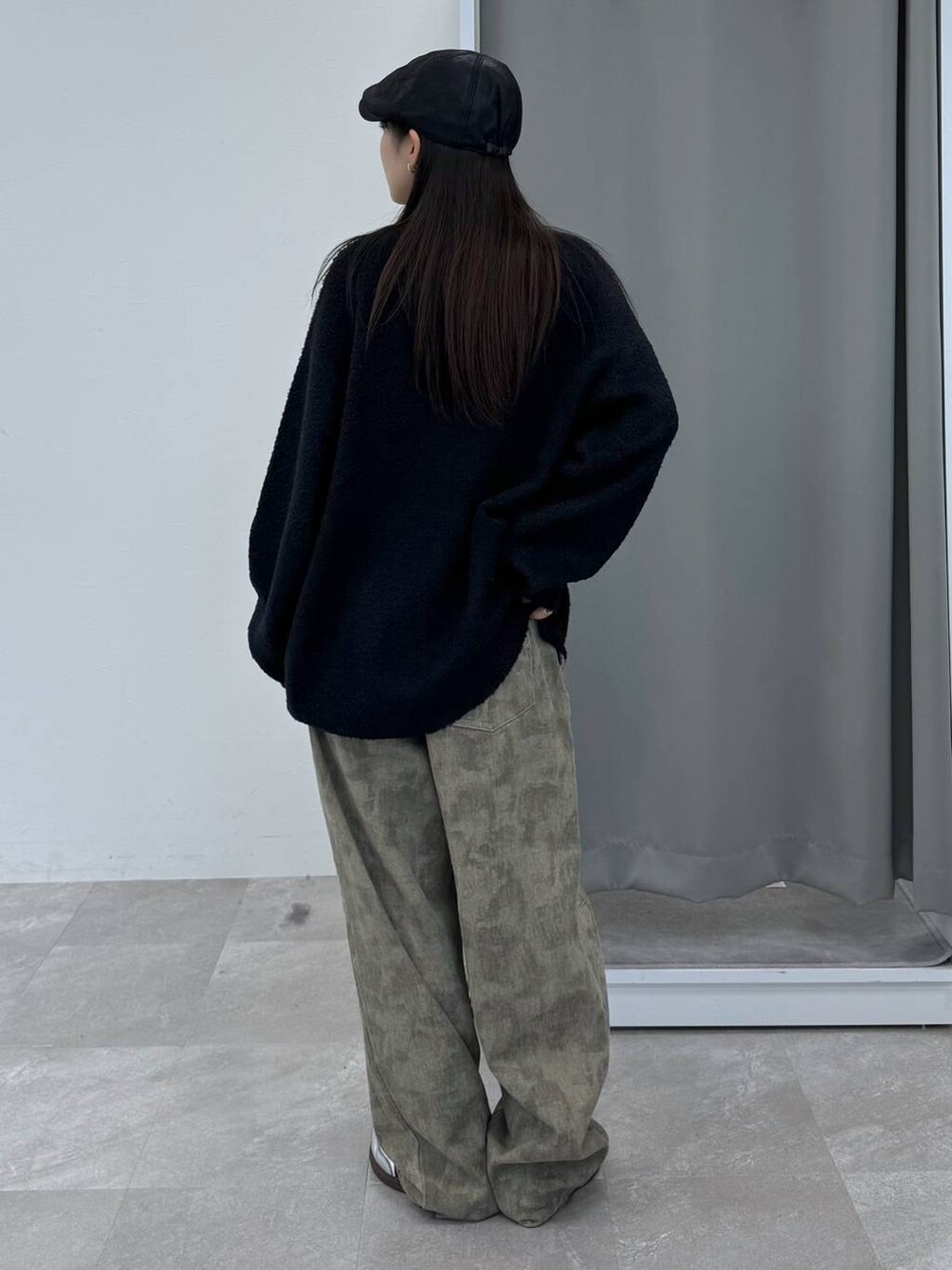 ブラック系のニット/セーター、その他のデニムパンツを着用したレディースの冬コーディネートの3枚目の写真