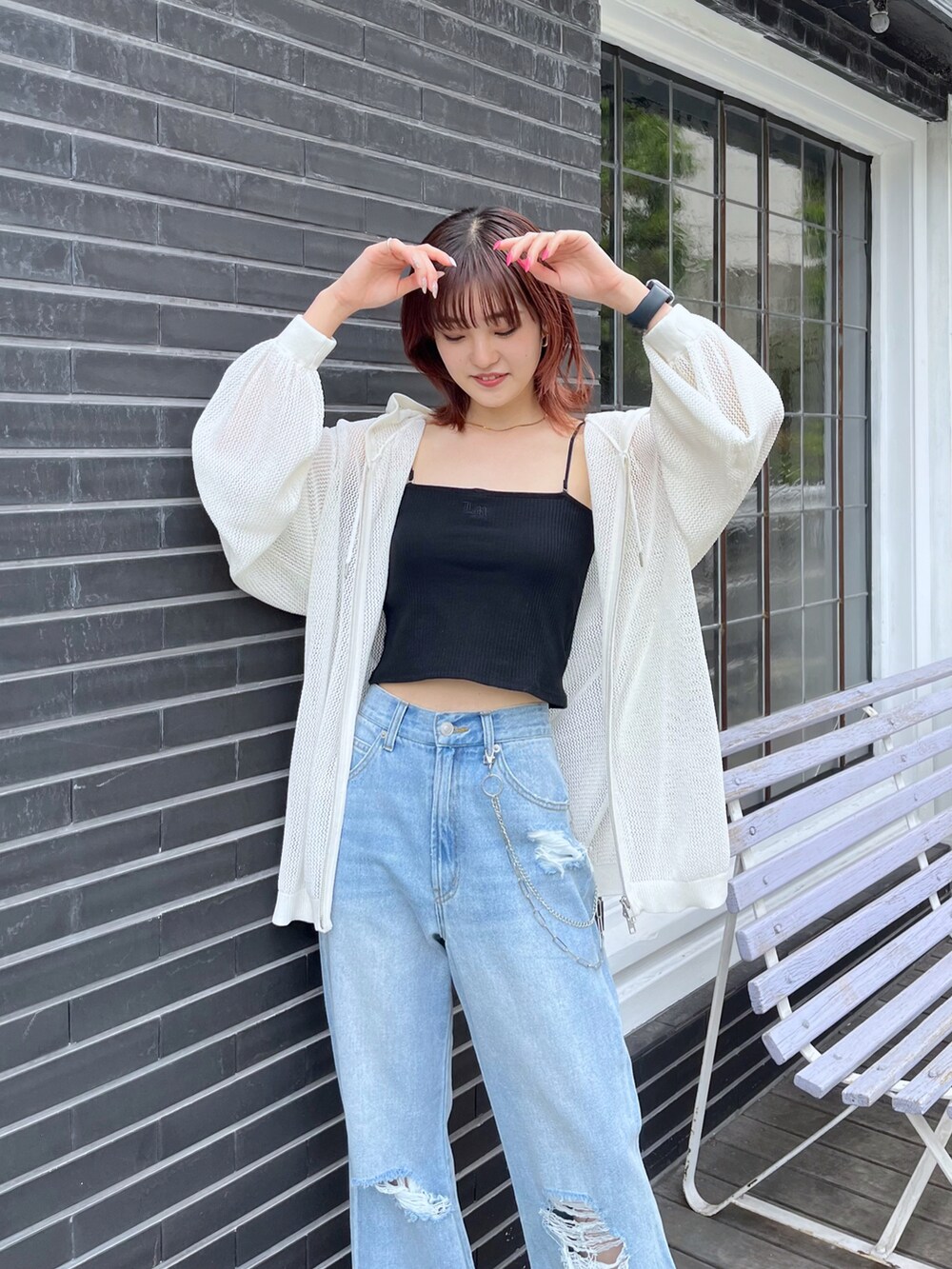 ブラック系のキャミソール、ピンク系のショルダーバッグ、ブルー系のデニムパンツを着用したレディースの夏コーディネートの5枚目の写真