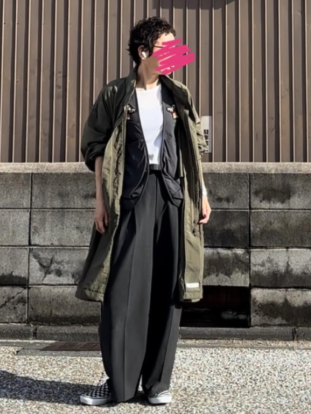 「低身長、骨格ストレート、アラフィフ、スラックス、モッズコート、ベスト、レイヤードスタイル、コンバース、GANNI、レオパード、ひょう柄、おしゃれさんと繋がりたい」｜「for/cの[低身長サイズ有]撥水タックストレートパンツ【サスティナブル】（スラックス、グレー系）」を使った、MAKIさん（骨格ストレート・レディース・154cm）の秋コーディネートの3枚目の写真