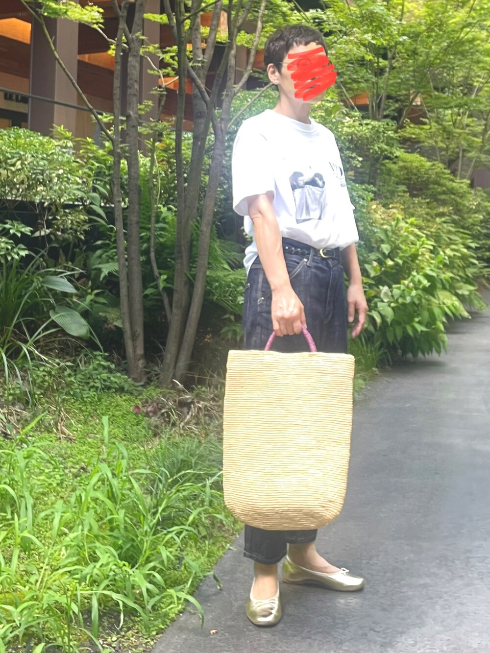 「低身長、ジョンブル、40代ファッション、夏コーデ、シンプルスタイル、夏、おしゃれさんと繋がりたい、かごバッグ、バレーシューズ、グッドロックスピード、みんなの白Tフェス」｜「GOOD ROCK SPEEDのGOOD ROCK SPEEDモノクロフォトTEE（Tシャツ/カットソー、ホワイト系）」を使った、MAKIさん（骨格ストレート・レディース・154cm）の夏コーディネートの2枚目の写真