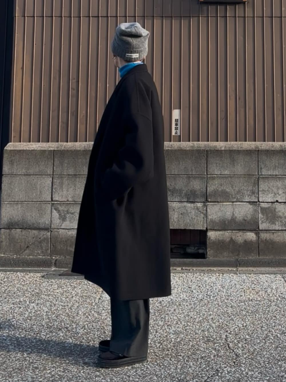 「低身長、アラフィフ、おしゃれさんと繋がりたい、骨格ストレート、チェスターコート、メリージェーン、カーディガン、ニット帽、サロペット、差し色（青）」｜「UNIQLOのアイテム（ニットキャップ/ビーニー、グレー系）」を使った、MAKIさん（レディース・154cm）の冬コーディネートの3枚目の写真