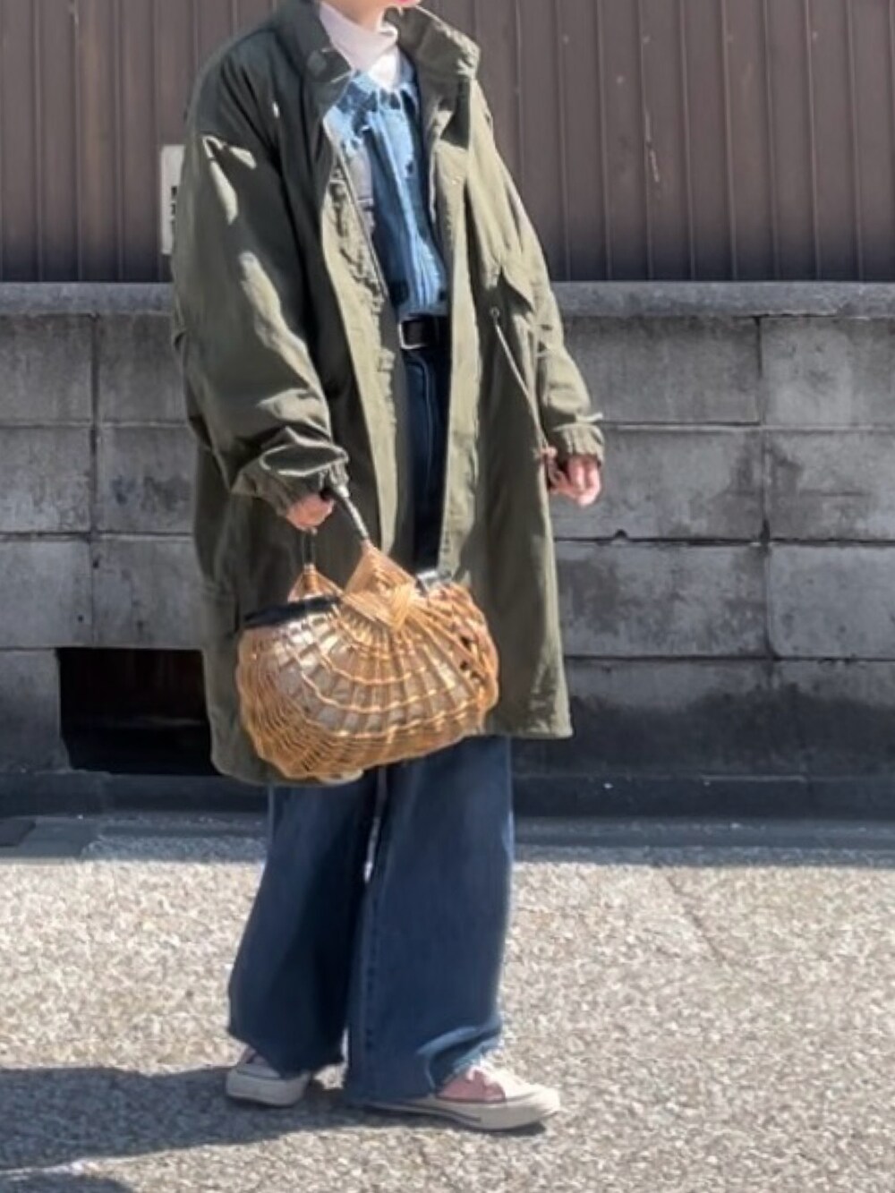 「春ファッション、プチプラコーデ、デニムパンツ、デニムシャツ、デニムオンデニム、かごバッグ、ベスト、コンバース、モッズコート、古着MIX、低身長、骨格ストレート、40代女性」｜「SOMETHINGのSOMETHING　フリルビッグカラーデニムブラウス（シャツ/ブラウス、ブルー系）」を使った、MAKIさん（骨格ストレート・レディース・154cm）の春コーディネートの3枚目の写真